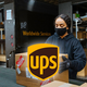 Працівник складу поштових посилок UPS